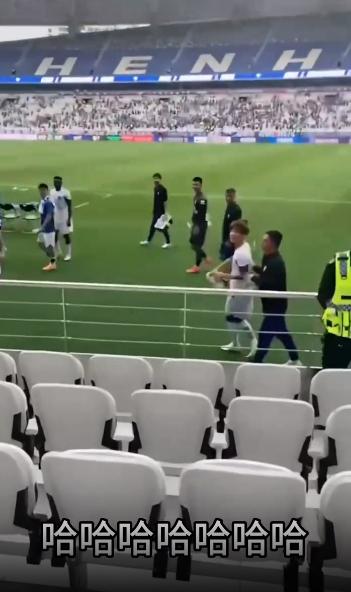 申花小球迷赛后骂韦世豪原视频,申花主场高喊韦世豪
