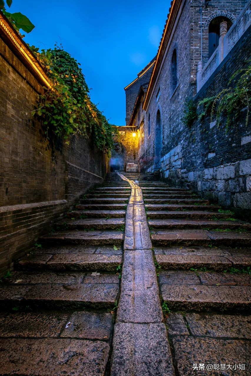 江苏镇江，比扬州安逸。这座有钱低调的小城，倦了就去小住几日