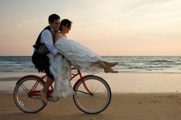 为啥男人遇到问题老是沉默,男朋友说要静静我该主动找他吗