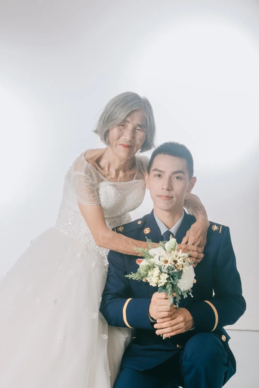 24岁小伙与85岁老奶奶婚纱照,江西24岁小伙与85岁老太婚纱照