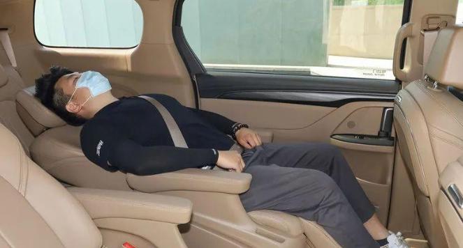 别克gl8和理想哪个更适合家用,岚图梦想家vs别克gl8