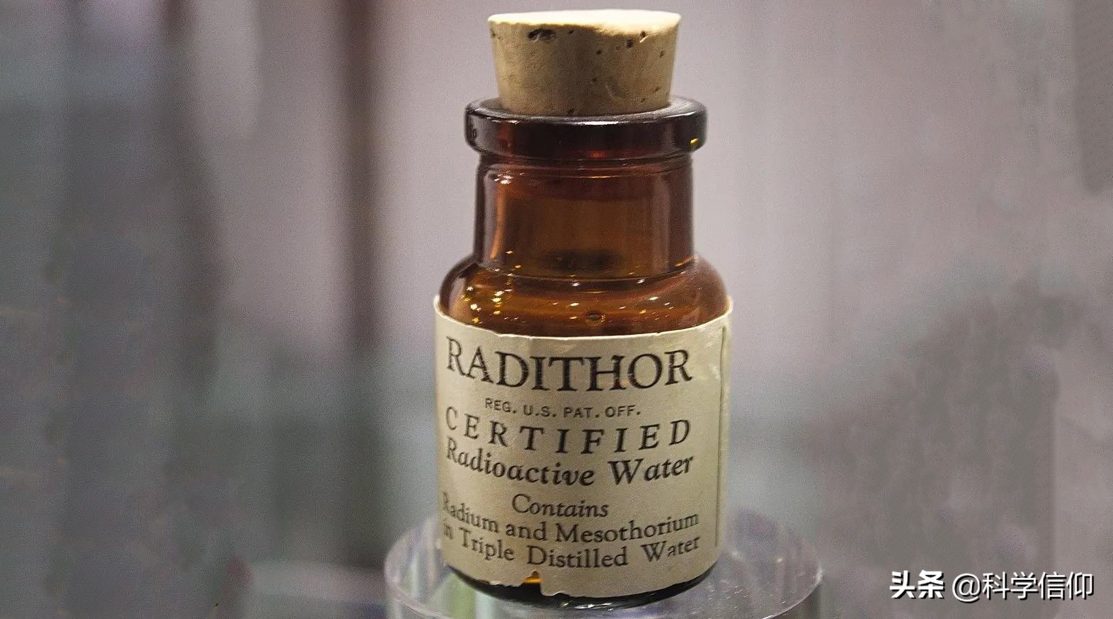 喝1500瓶镭元素死后骨头发光,因喝镭而惨死的人