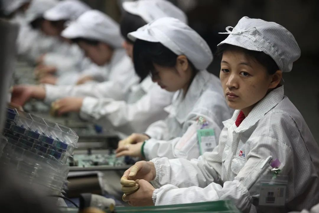 提桶人困在富士康：无班可加，有人绩效仅1元，但多数人选择留下