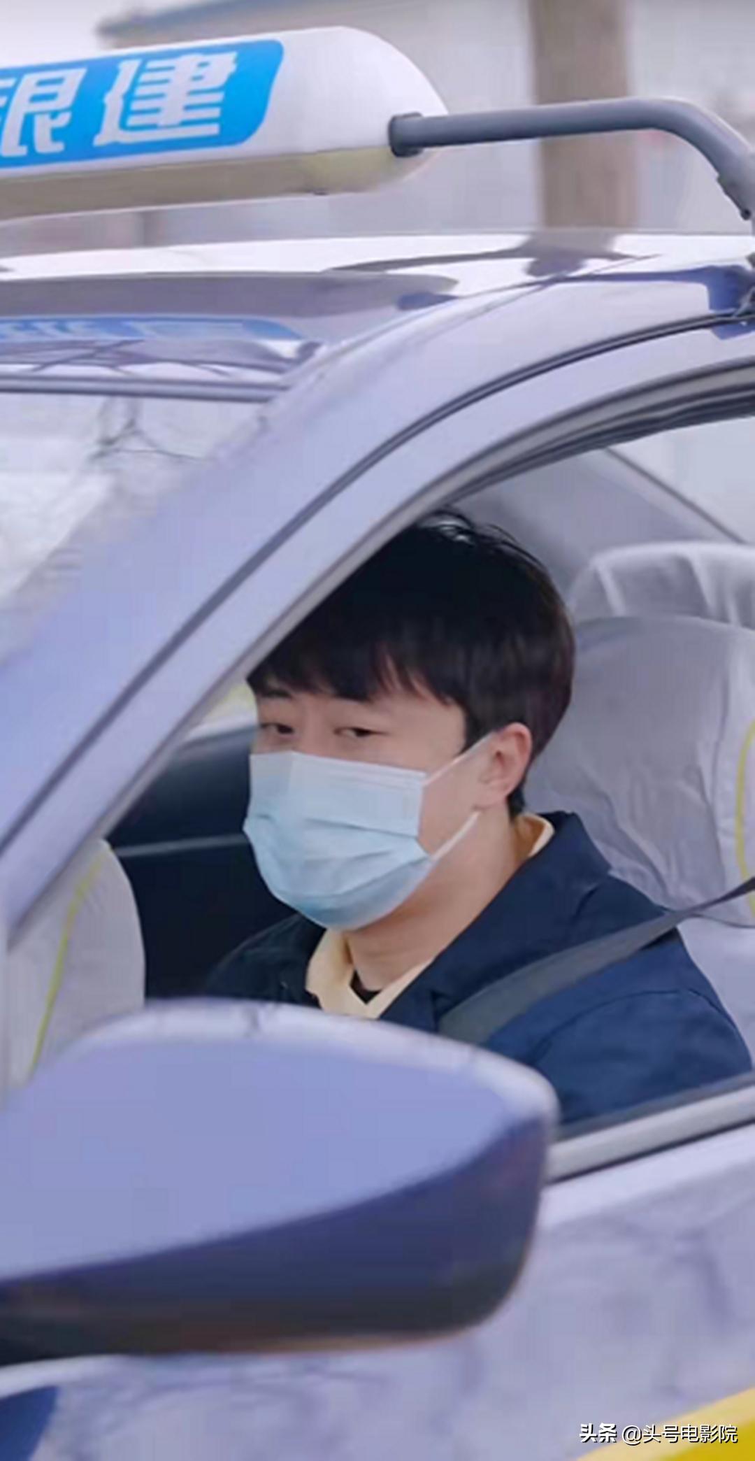 《魔幻手机》男主39岁当出租车司机？马路边吃盒饭，曾演葛优儿子