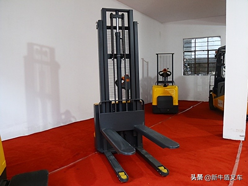 小型电动叉车堆高车,手推电动堆高车需要叉车证吗