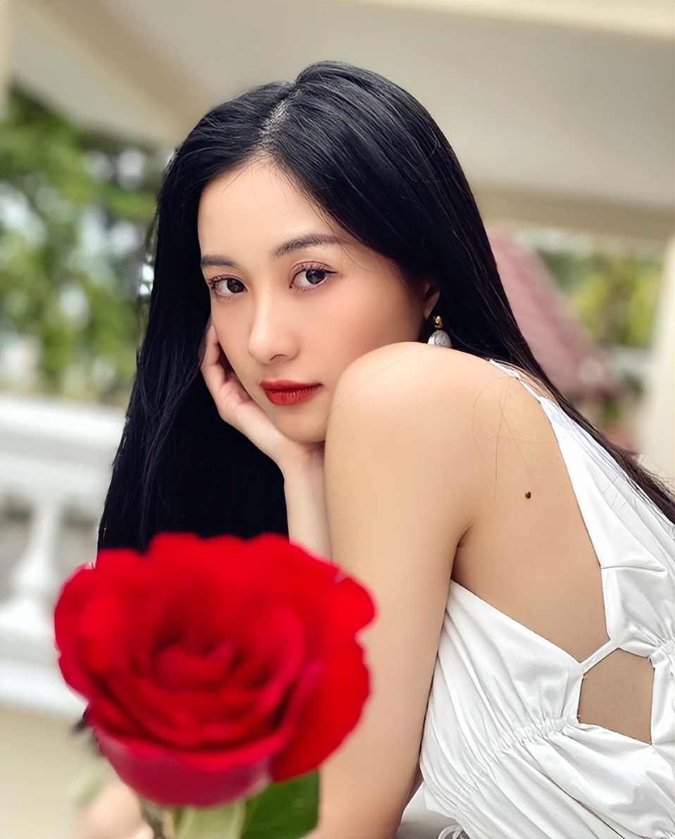 泰国顶级超模，人称“奶茶妹”，冰骨玉肌朦胧美，钟情于白色裙装