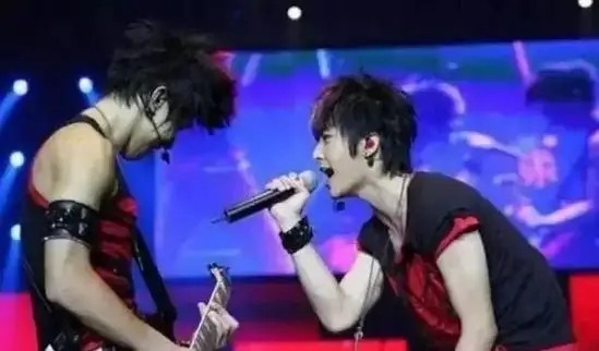 炎亚纶虐心片段,炎亚纶曝恋爱细节