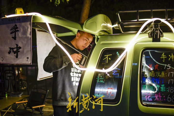 最强“后备厢”摊主！山东00后小伙开“咖啡车”漫游全国，到30个城市卖咖啡
