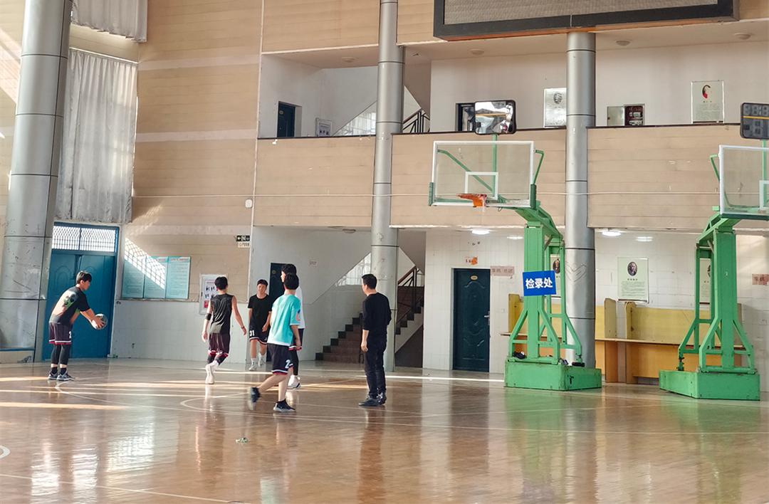 校友再回学校,丹阳六中校友