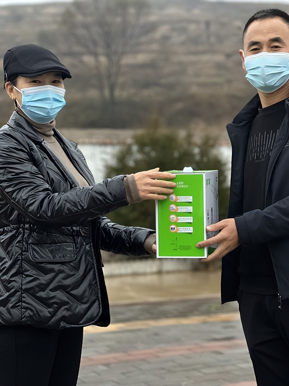 “乡村振兴你我同行”——张家川县文体广电和旅游局向帮扶村学校捐赠学习体育用品