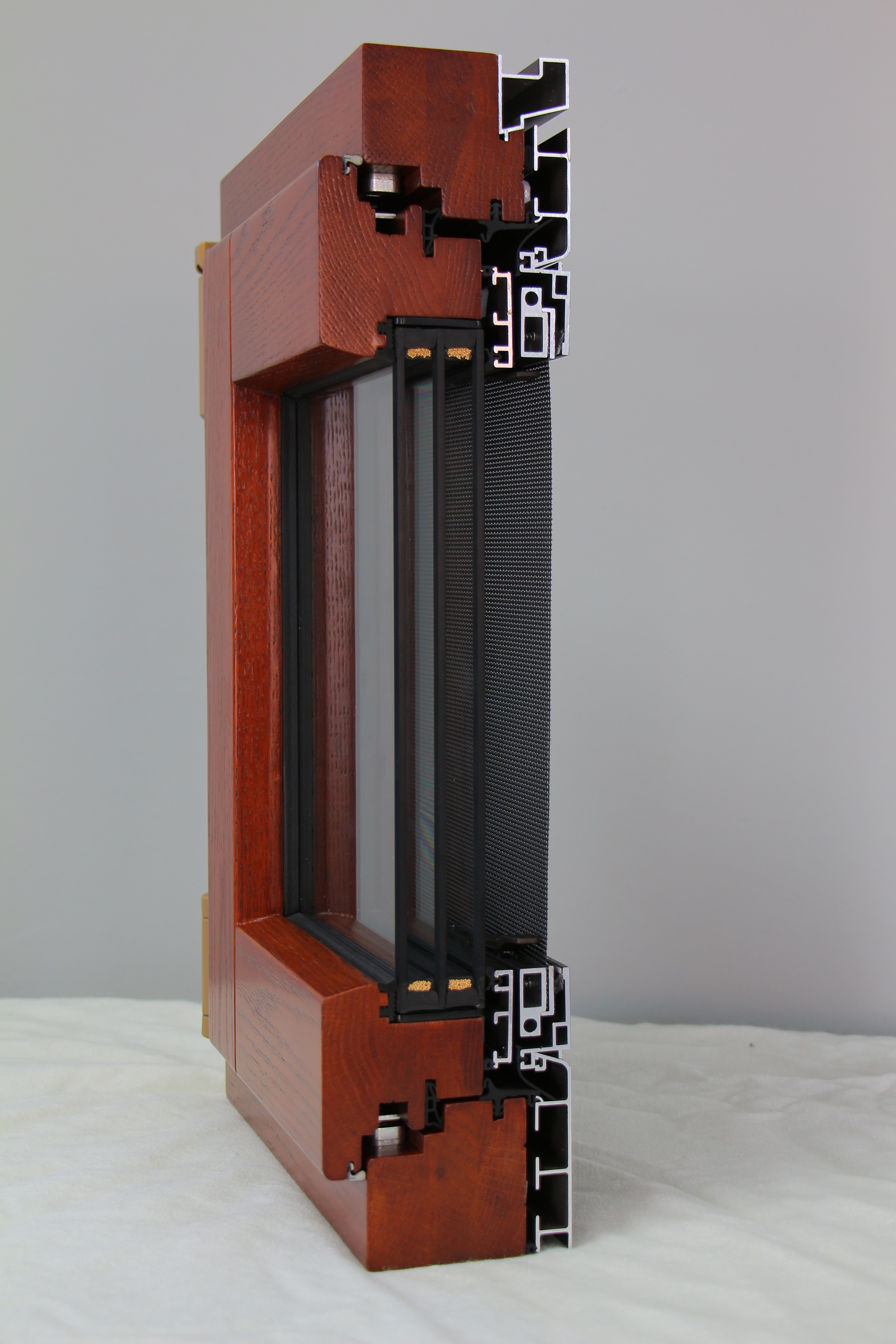 什么样的隔音窗隔音效果好,隔音效果最好的窗户是哪些材料