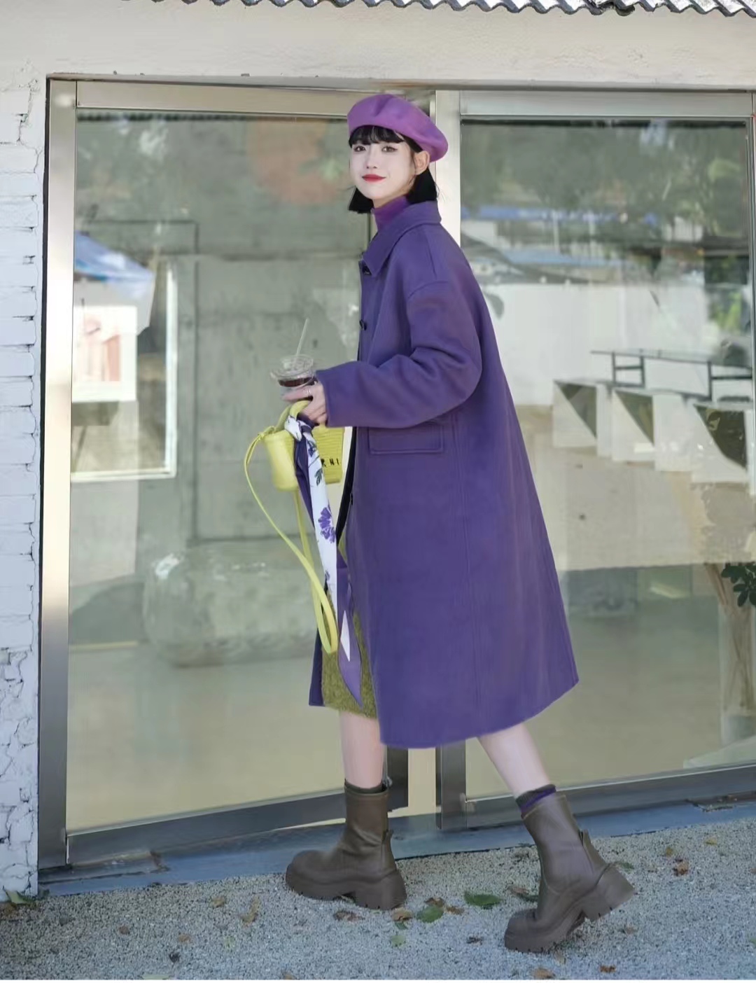 黑色大衣搭配什么颜色毛衣显高级,深棕灰色格子大衣怎么穿出高级感