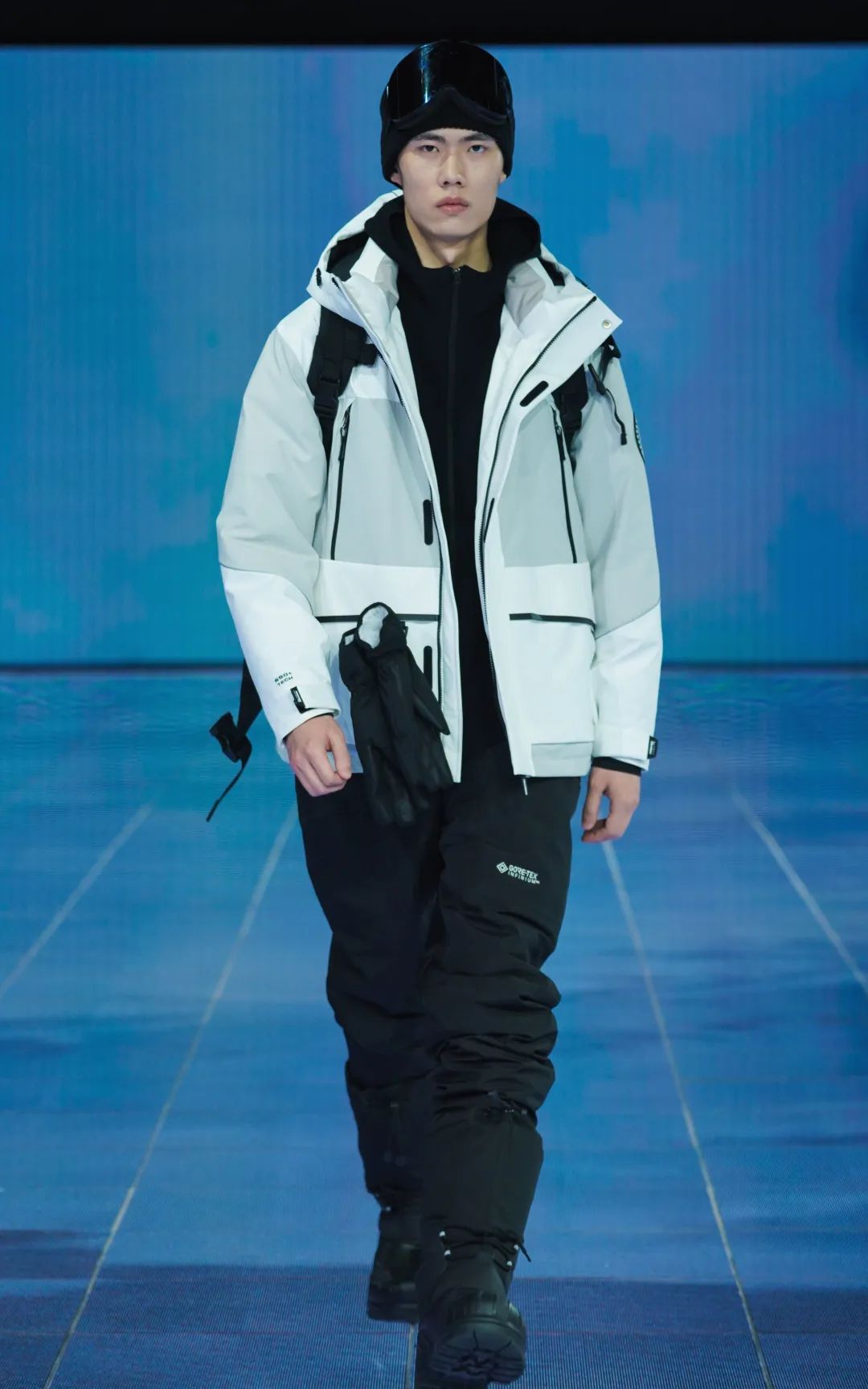 在这场羽绒服大秀上，我们见识了太平鸟男装的「科技」与「狠货」