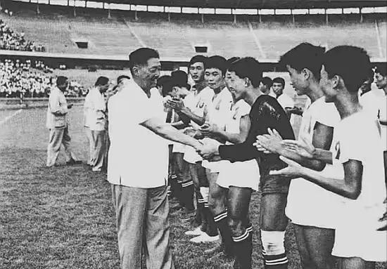 1964年毛主席命贺龙整治国足，贺龙只用一招，让国足踢到亚洲第一