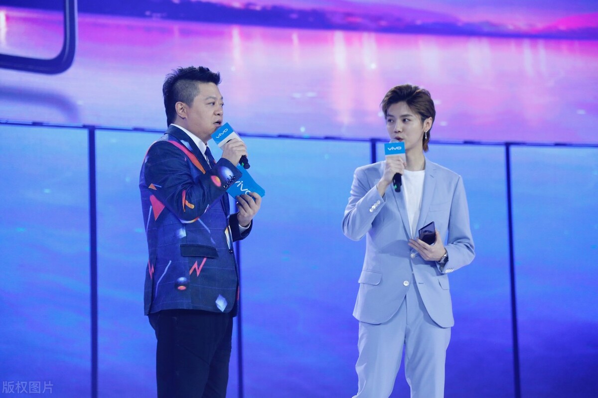 1天暴涨1300亿!中国移动最不争气的儿子,被王濛救活了?