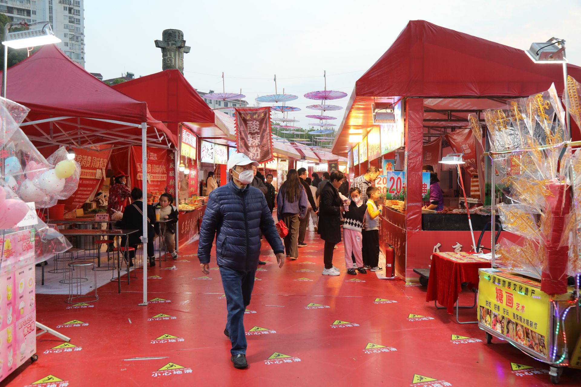 人潮汹涌烟花片段,人潮涌动烟火味