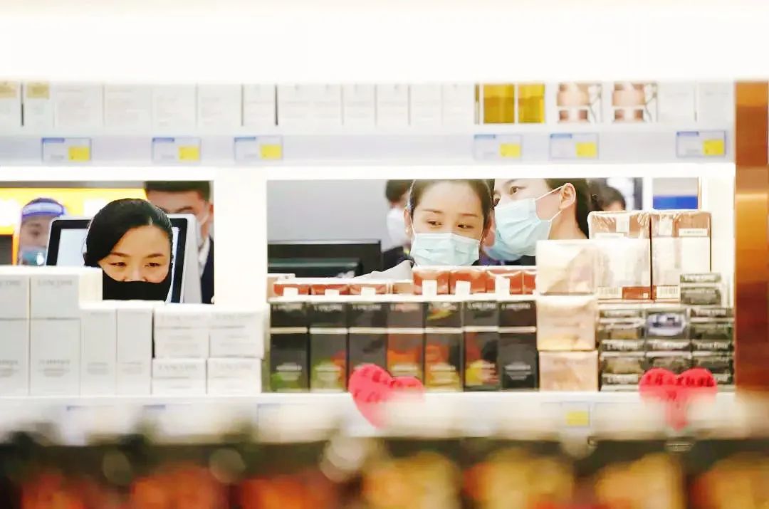 火车站卖高价商品合理吗,进口超市的化妆品为什么那么便宜