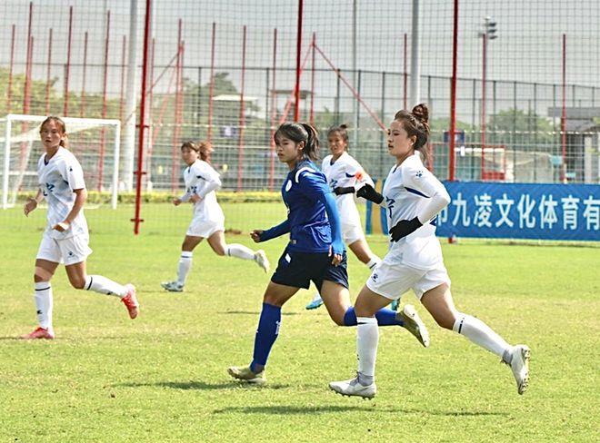 足球狂热：小镇女孩的激情之旅