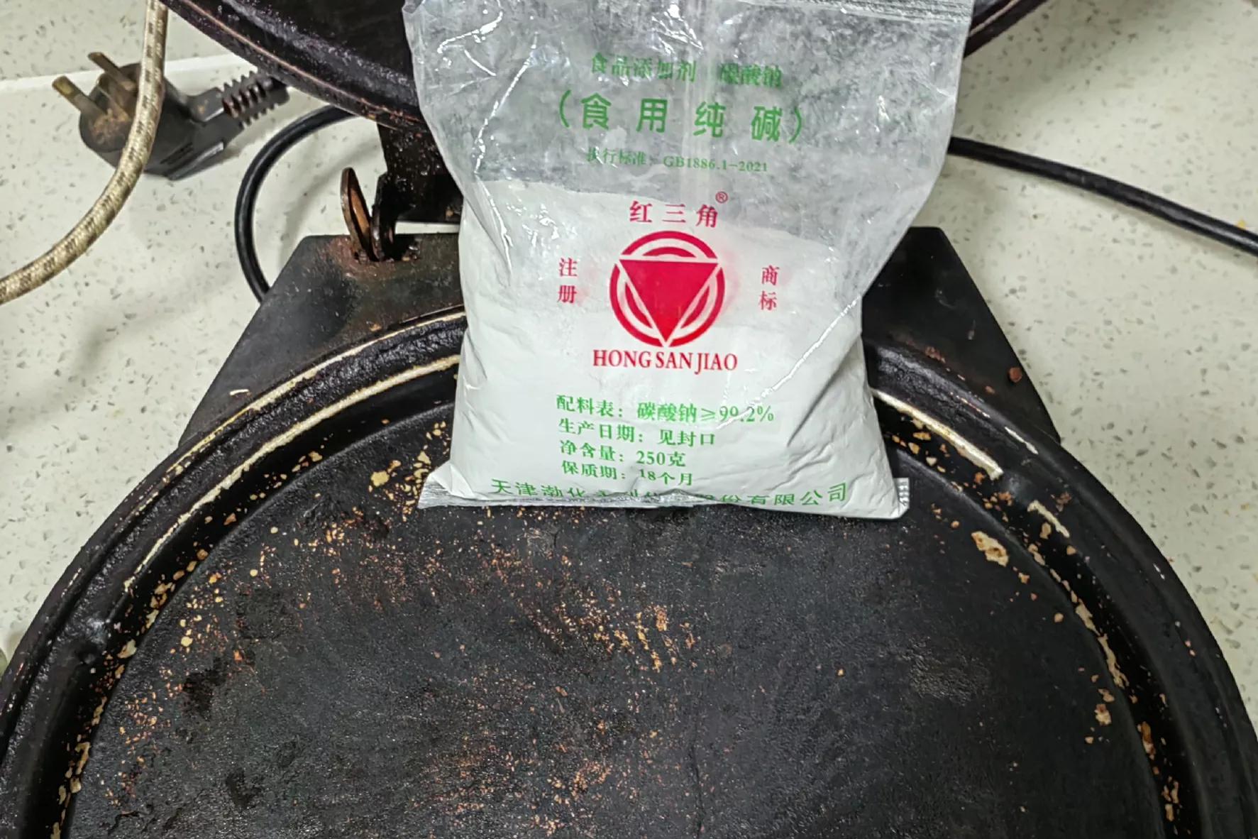 食用碱清除油污妙招,食用碱清洗发霉菜板小妙招