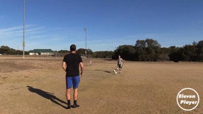 足球上一步踢球慢动作教学视频,足球一脚解围高球技巧