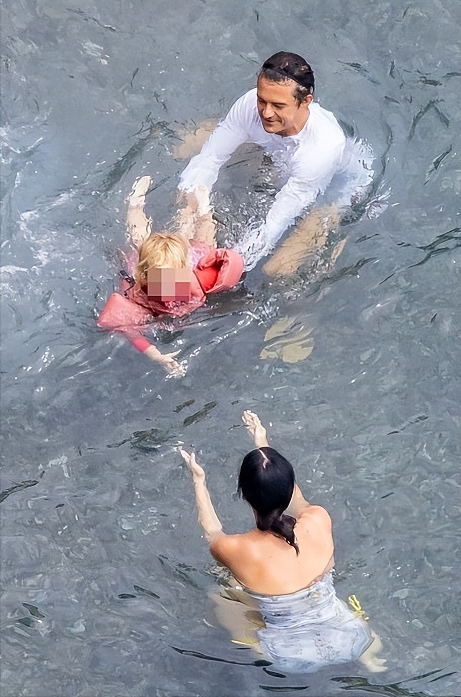 精灵王子一家三口海中嬉戏！34岁水果姐穿泳衣肚腩好真实，胖嘟嘟