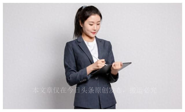 我和朋友吃饭，女服务员打翻一盆菜，我发现，女服务员状态不对