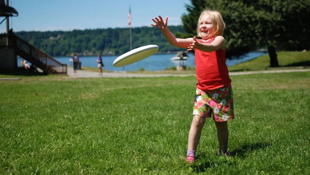和儿童怎么玩飞盘,和小孩一起玩飞盘的歌曲