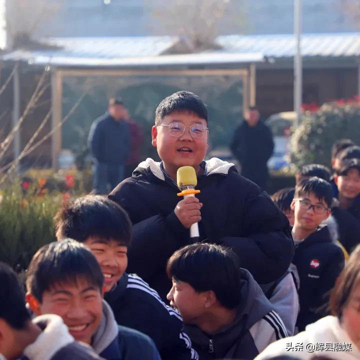 河南辉县丨法治护航成长路——市检察院走进南村镇中心校开展“送法进校园”活动