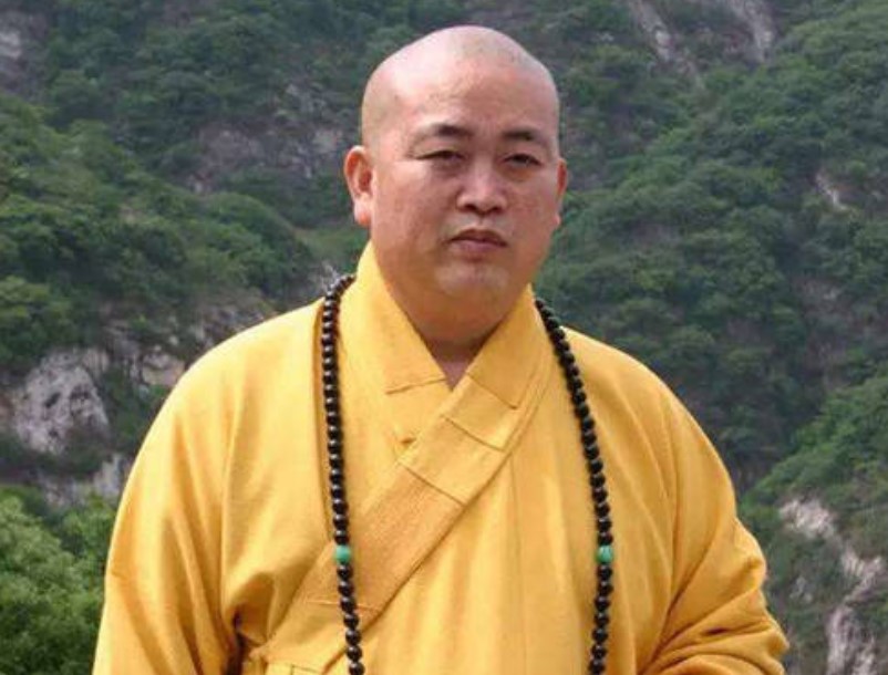 少林寺释永信一年收入多少钱,现在释永信方丈为什么不披袈裟