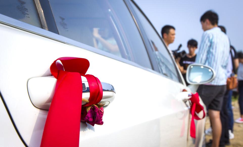 租500万劳斯莱斯去接亲,一大妈讨要红包掰断劳斯莱斯车标