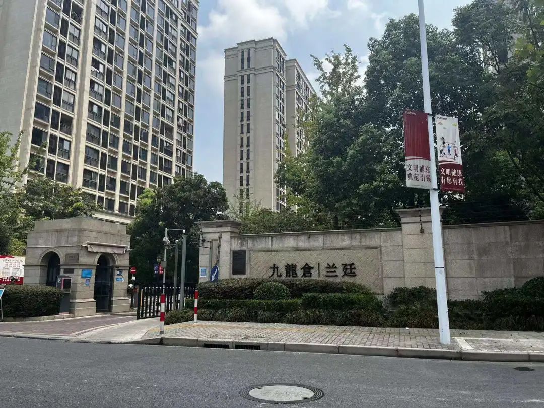 上海繁华地段的老破小,上海繁华地段和贫民区对比照