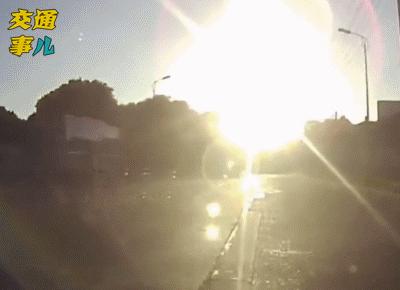 一组动图警示你：迎着阳光开车，刺眼的光线容易干扰司机的判断，阳光直射的时候记得戴好太阳镜放下遮阳板