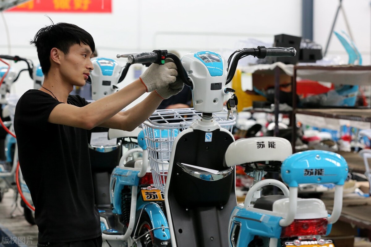 大妈街头开“三轮敞篷车”，造型酷似西瓜虫，网友：车篷自动开合