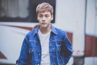 有哪些明星头发秃顶,秃顶明星发际线