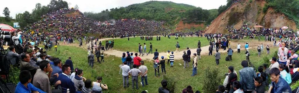 彝族千年传统民俗节日火把节、原生态赶集、幸福火车看凉山摄影团