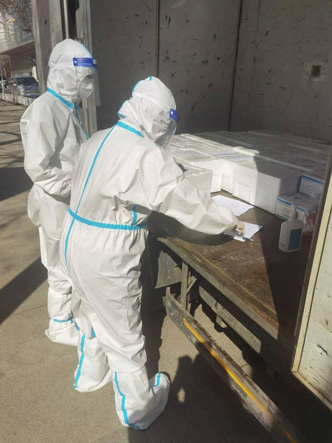 和时间赛跑医者仁心,与时间赛跑医护人员紧密配合