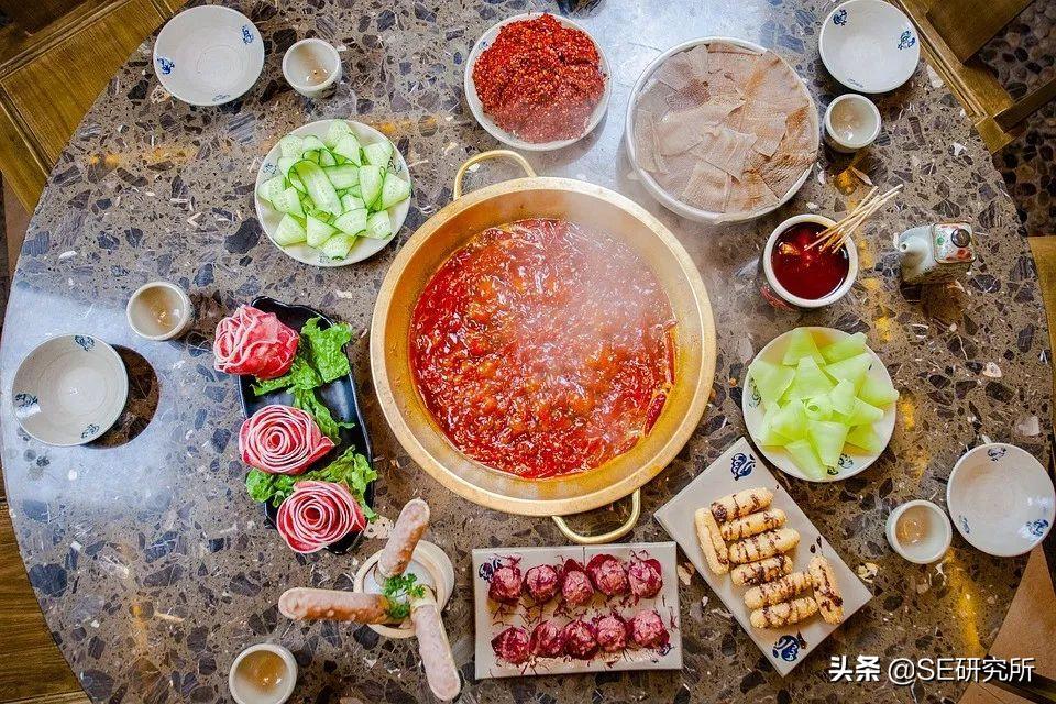 白衣服吃火锅有油渍怎么办,白色衣服吃火锅弄到油渍小妙招