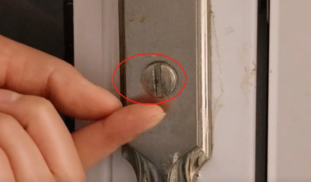 孩子淘气把自己锁在保险柜,门被反锁只需要一枚硬币快速打开