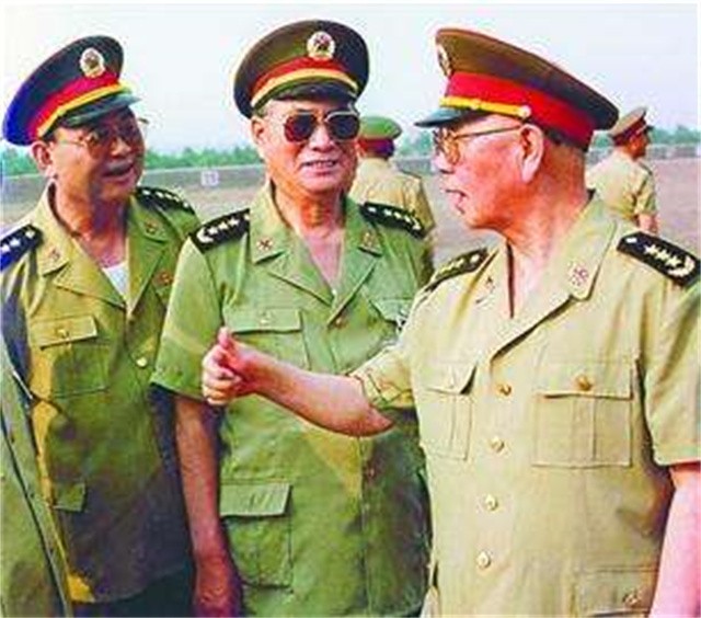 1982年，海军水兵左手敬军礼，*华清刘**看后气得欲砸电视