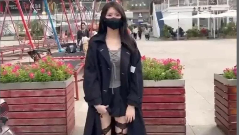 00后网红周某娜身穿黑丝，街头摆拍不雅照，男友居然也参与其中!
