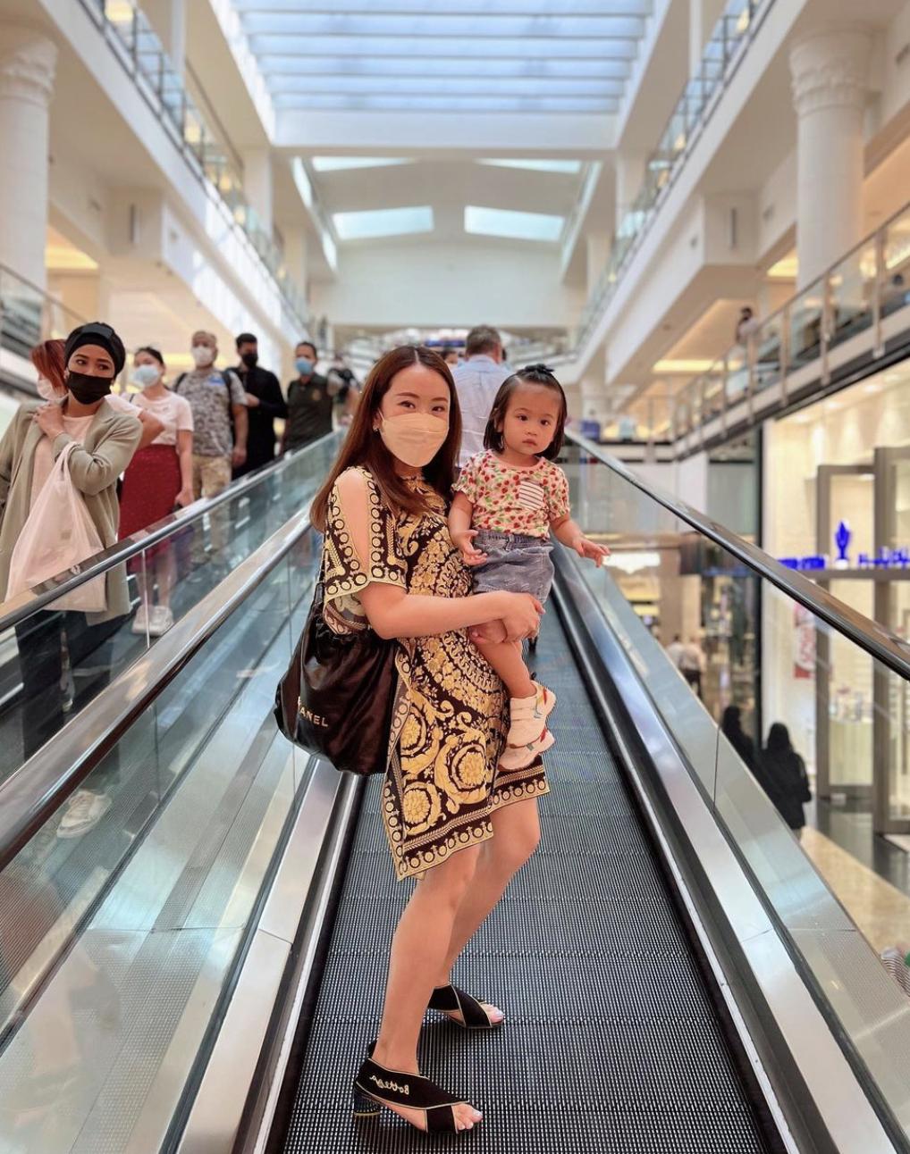 英拉穿西装出席活动照片,泰国50岁英拉