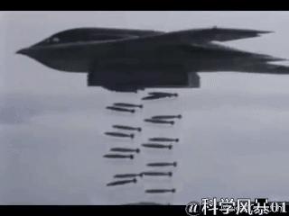 飞机俯冲投弹炸军舰练习,火箭弹击中的螺旋桨