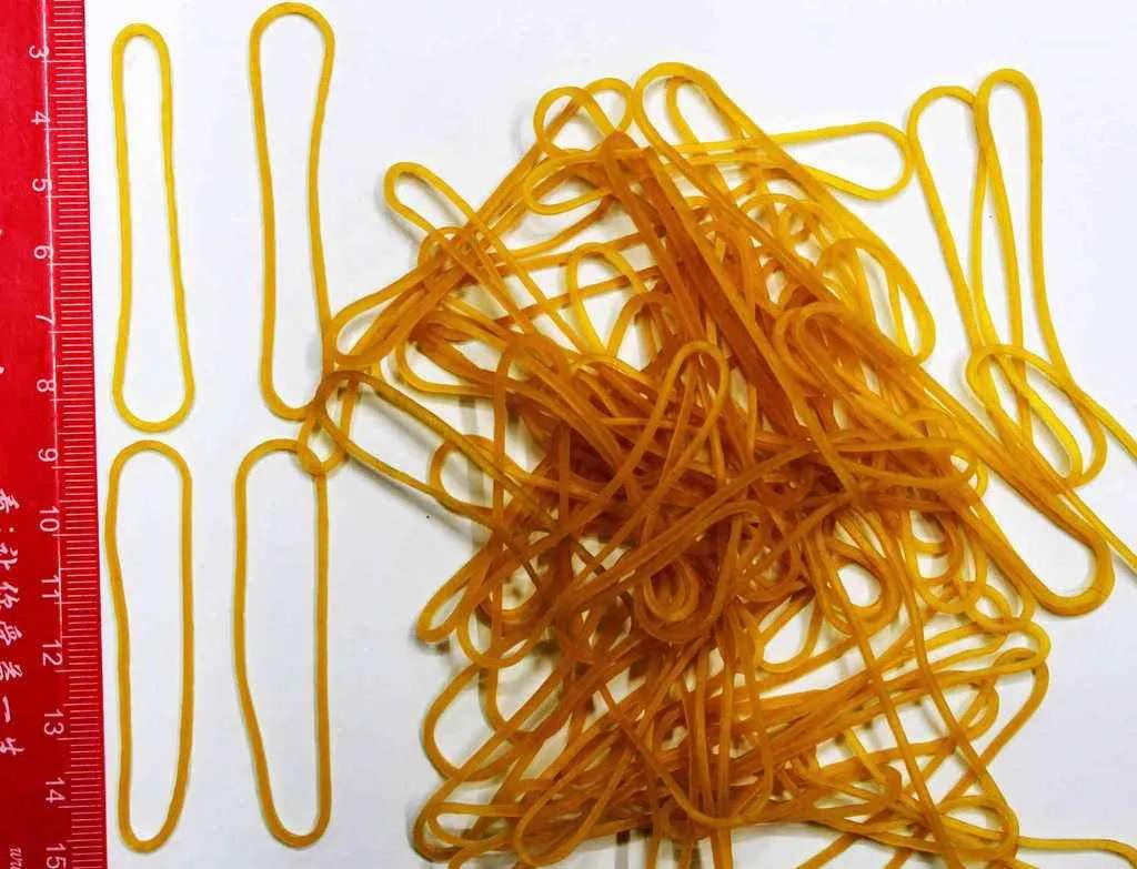 皮筯的玩法多种多样，胜利者挂在腰者*威示**，大阿姨从不徇私多给我