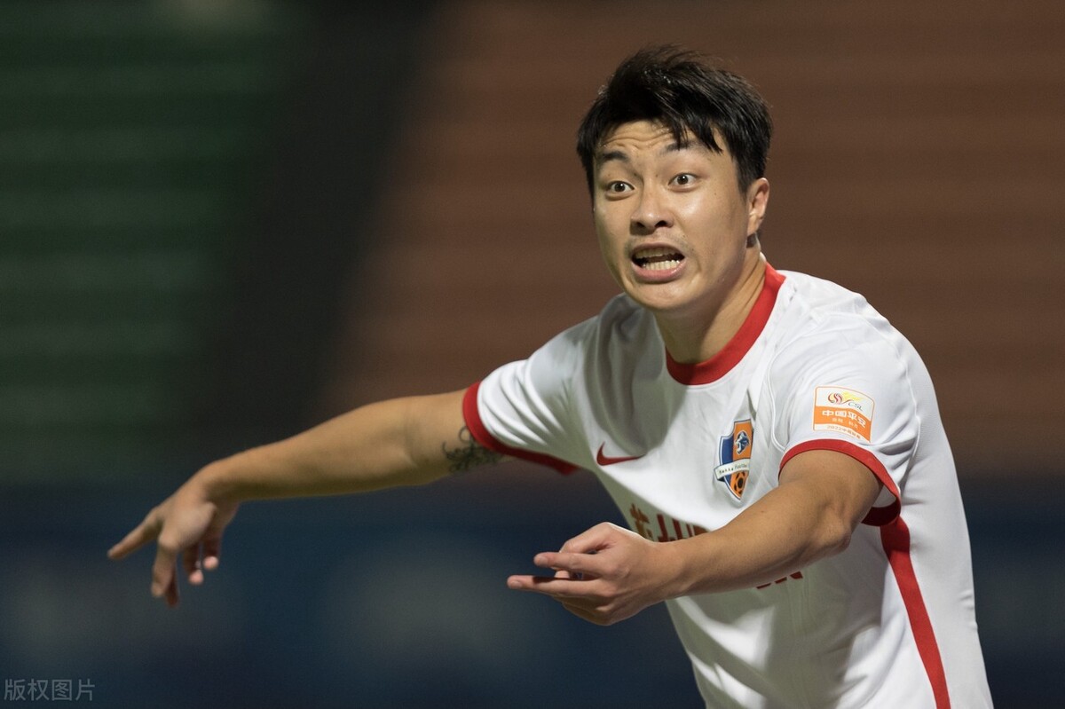 中超赛场爆发大规模冲突裁判是谁,中超比赛裁判引发冲突