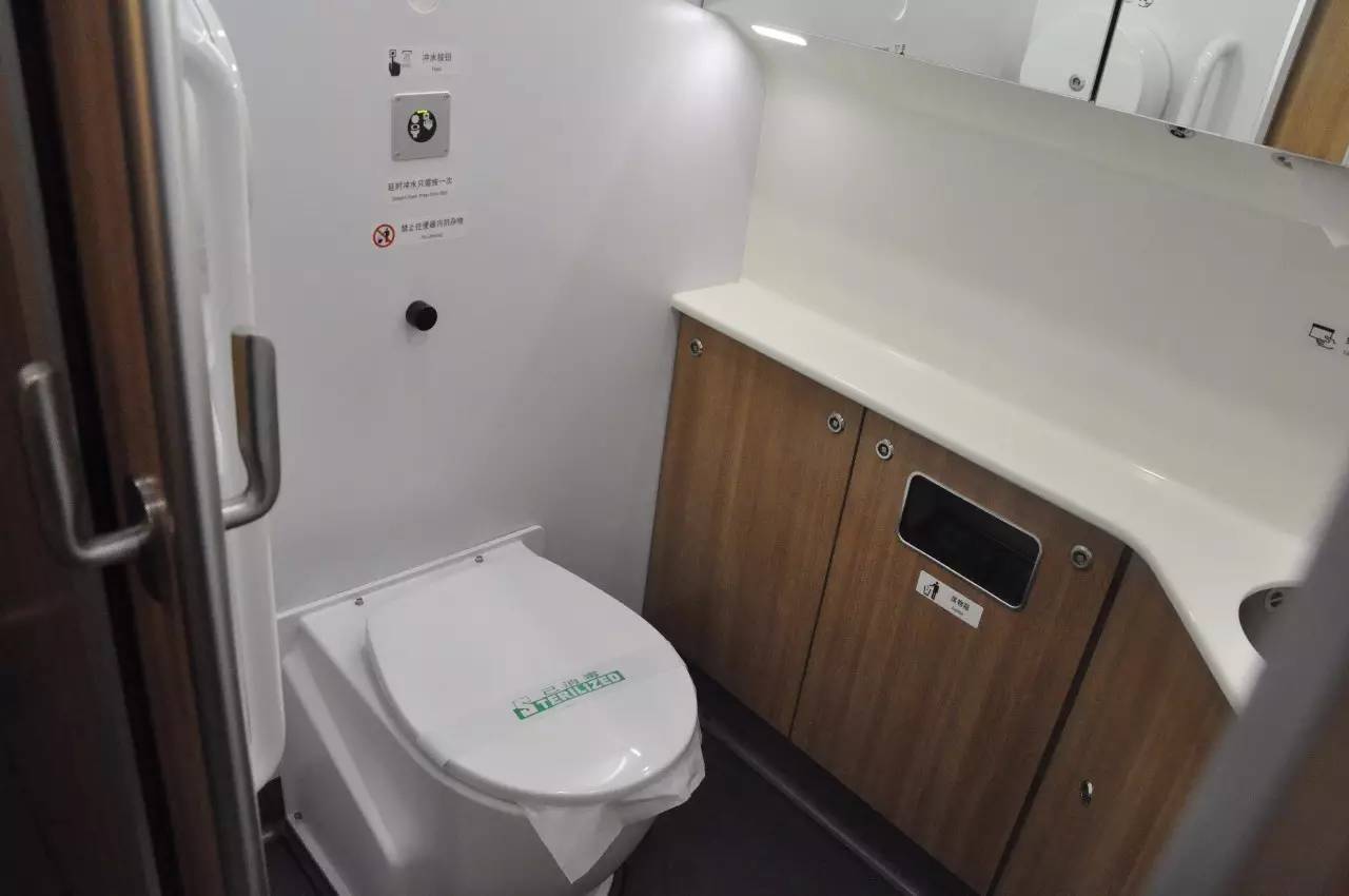 火车上的粪便是直接放到铁轨上吗,为什么火车上的粪便被排到铁轨上