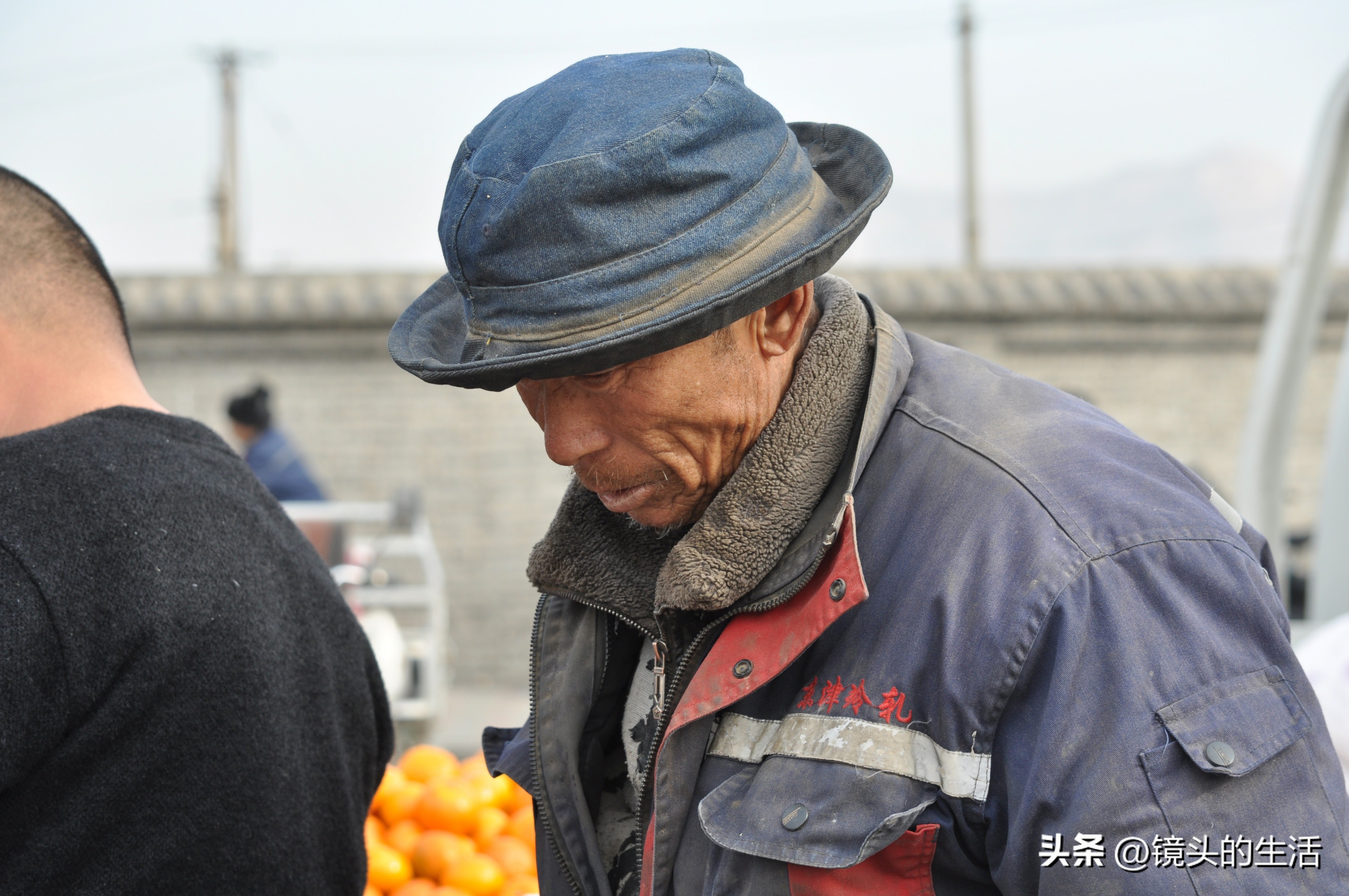 73岁“山大王”一生未娶，住草房搬山上，半天工钱15元看咋回事
