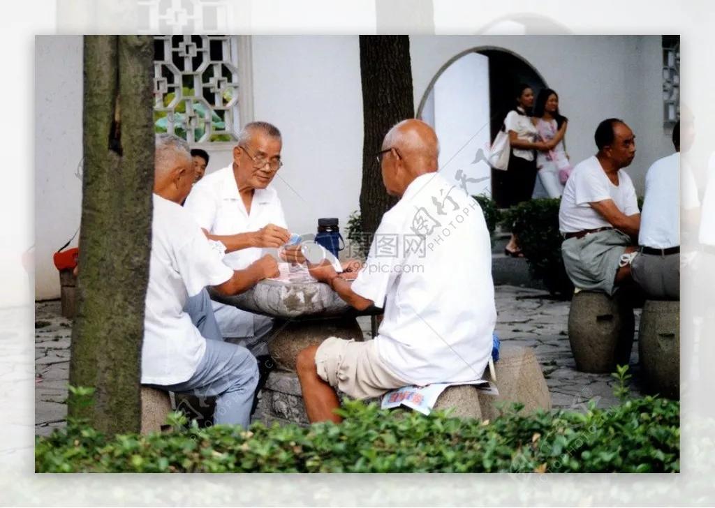 打扑克双升的技巧之一,为什么老年人老是打扑克