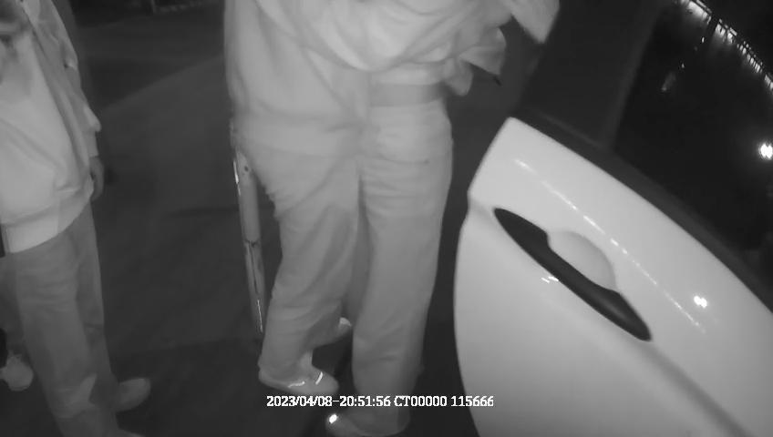 女白领私聊群突然挤进24个同事刷屏！句句戳心……