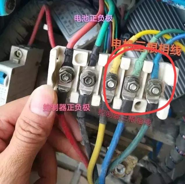 电动车停时间长后轮抱死推不动,电动车行驶中后轮突然抱死一下