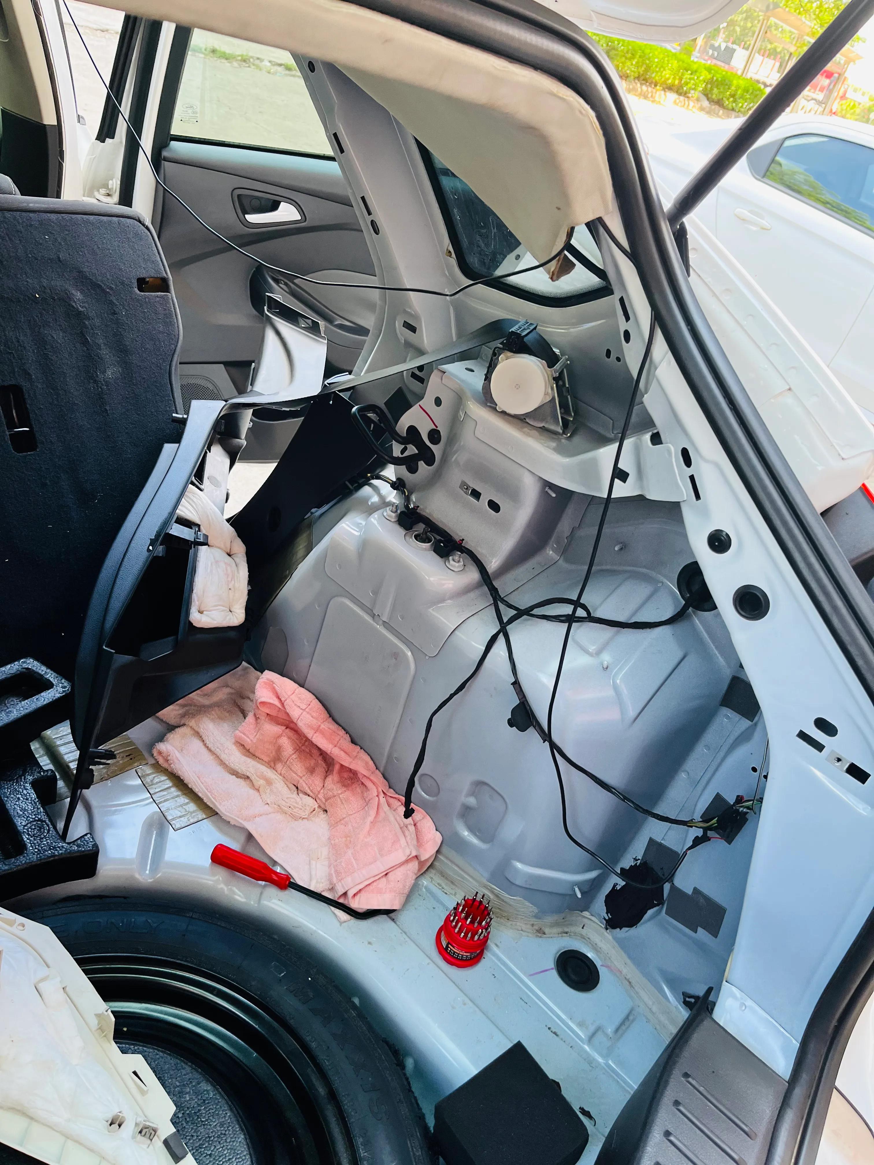 12款福克斯两厢后备箱左边漏水,12款新福克斯两厢款后备箱漏水